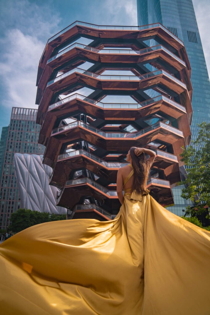 Golden dress in The Vessel 01